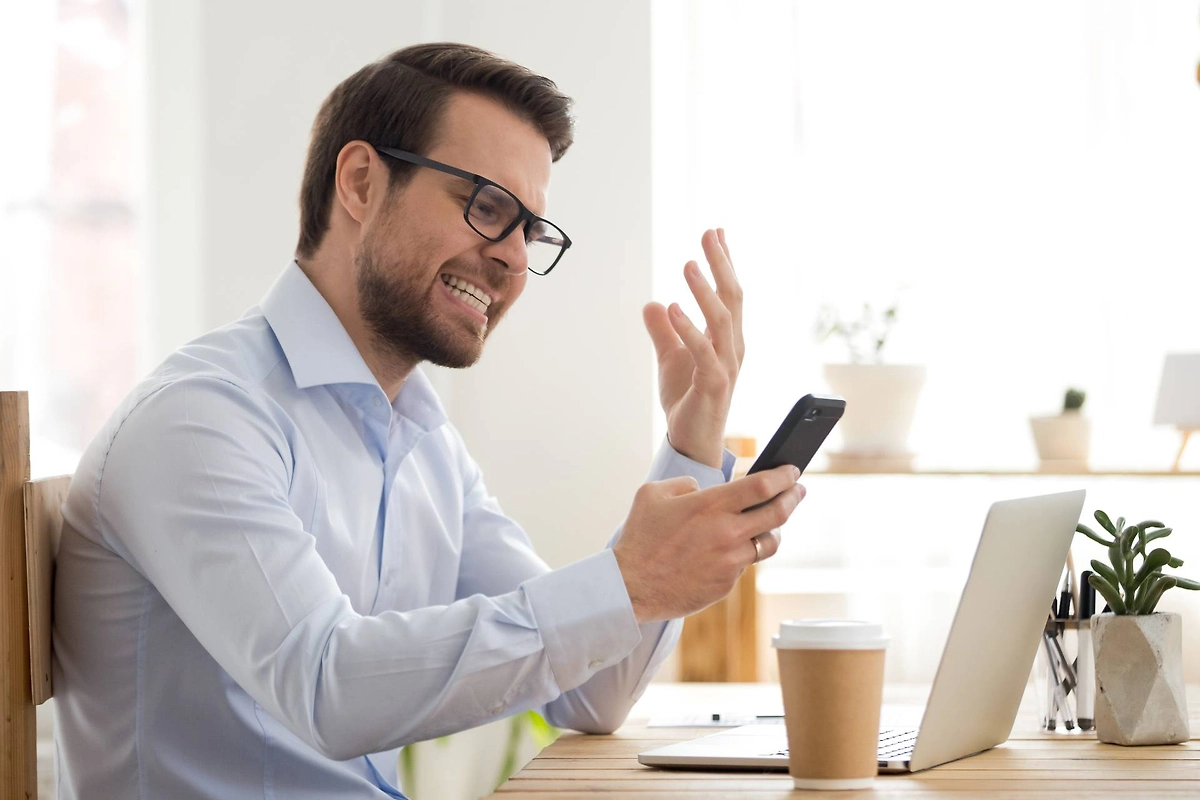 Как мошенники крадут деньги под видом курьеров маркетплейсов. Фото © Shutterstock / FOTODOM / fizkes