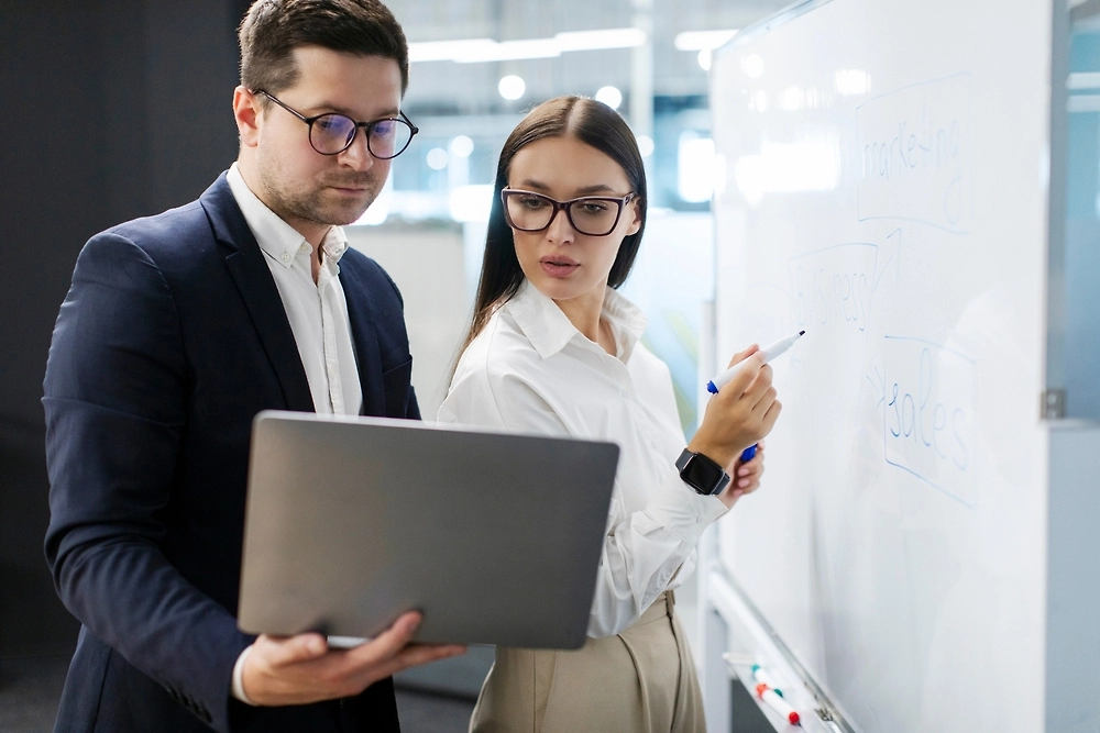 Как оплачиваются праздники в марте 2026. Фото © Shutterstock / FOTODOM / fast-stock