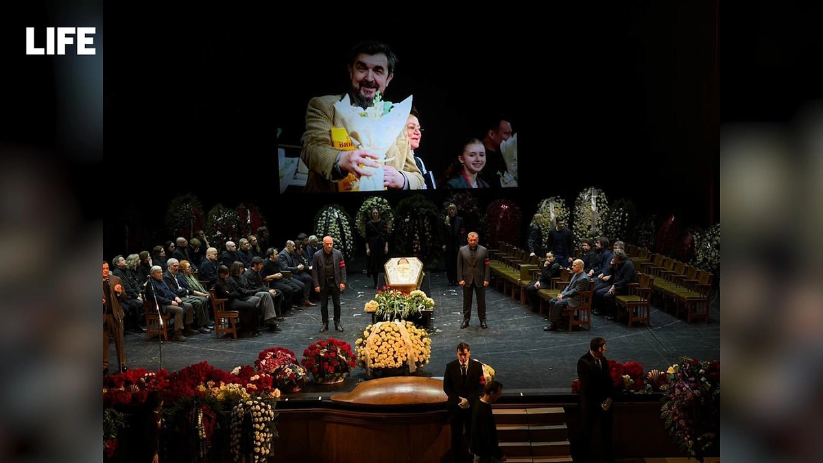 Проститься с Игорем Золотавицким прибыли близкие и коллеги. Фото © Life.ru