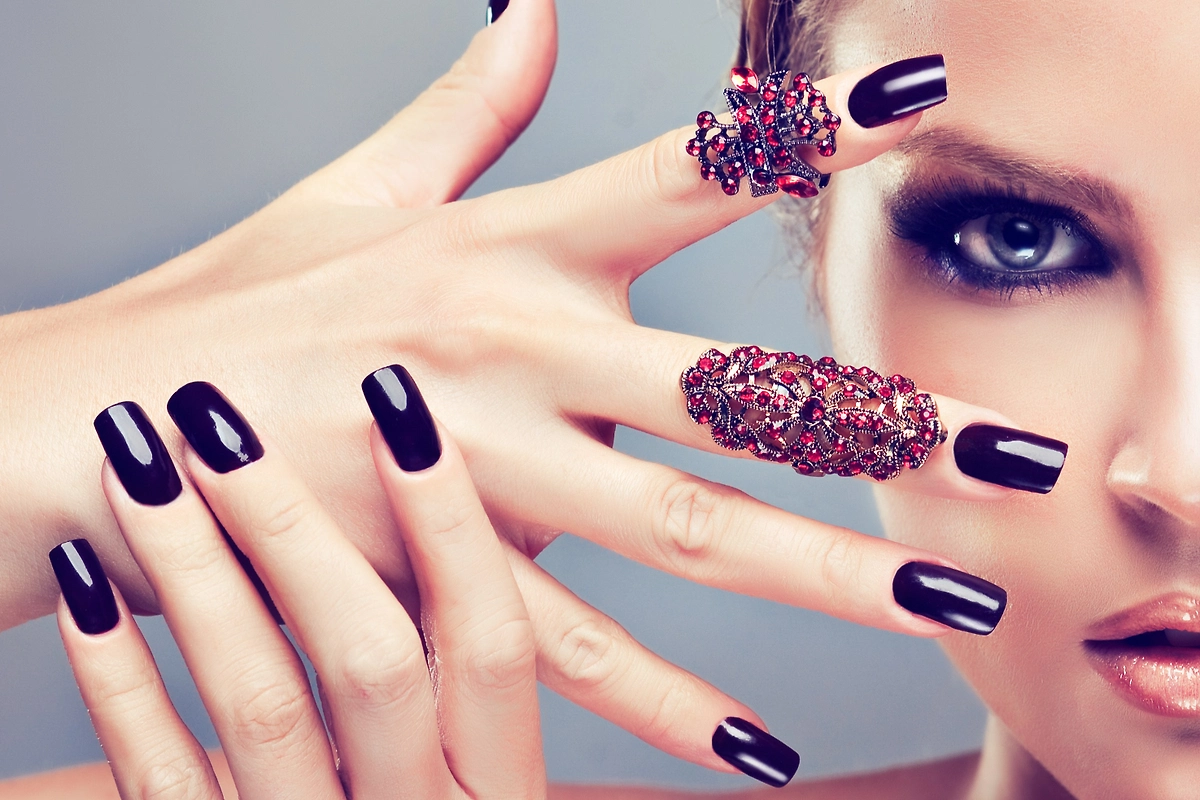 Один их трендовых оттенков лака в 2026 году — аметист. Фото © Shutterstock / FOTODOM / Sofia Zhuravetc