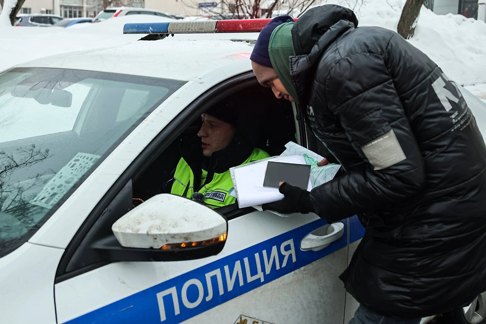 Порядок действий, если вас остановил инспектор ДПС. Фото © ТАСС / Евгений Мессман
