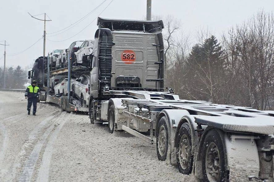Ограничен въезд большегрузов во Владивосток. Фото © Telegram / Полиция Приморья