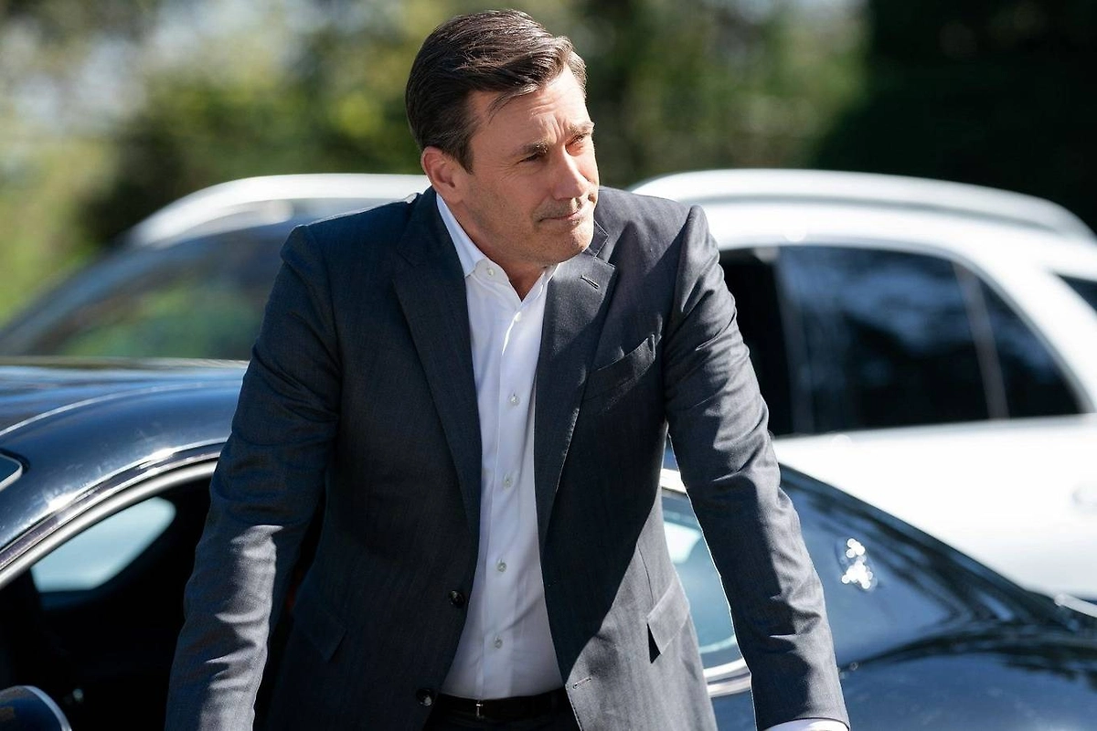 «Друзья и соседи» (2-й сезон) — Джон Хэмм снова «ворует» у богачей, 3 апреля на Apple TV+. Фото © Кадр из фильма «Друзья и соседи», режиссёр Стефани Лайнг и др. / Kino-teatr