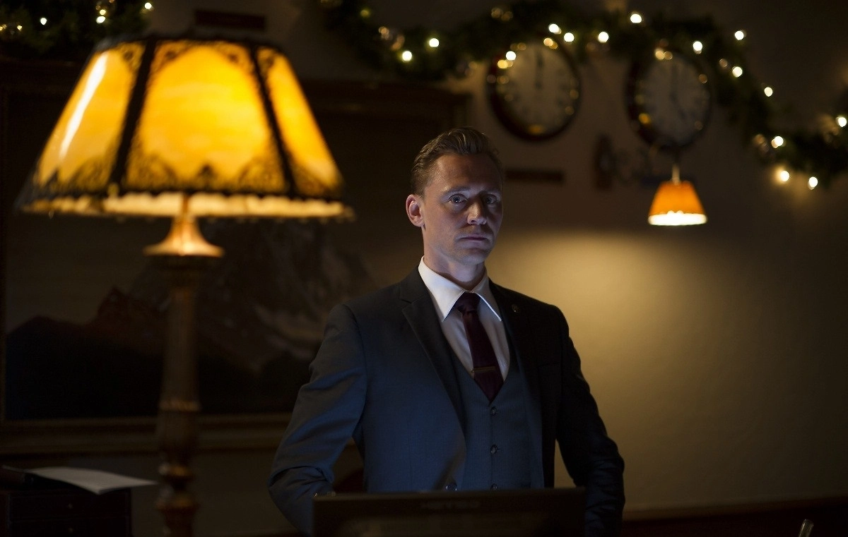 «Ночной администратор» (2-й сезон) — Том Хиддлстон в шпионском триллере через 10 лет ожидания. Фото © Кадр из фильма «Ночной администратор», режиссёр Сюзанна Бир и др. / Kino-teatr