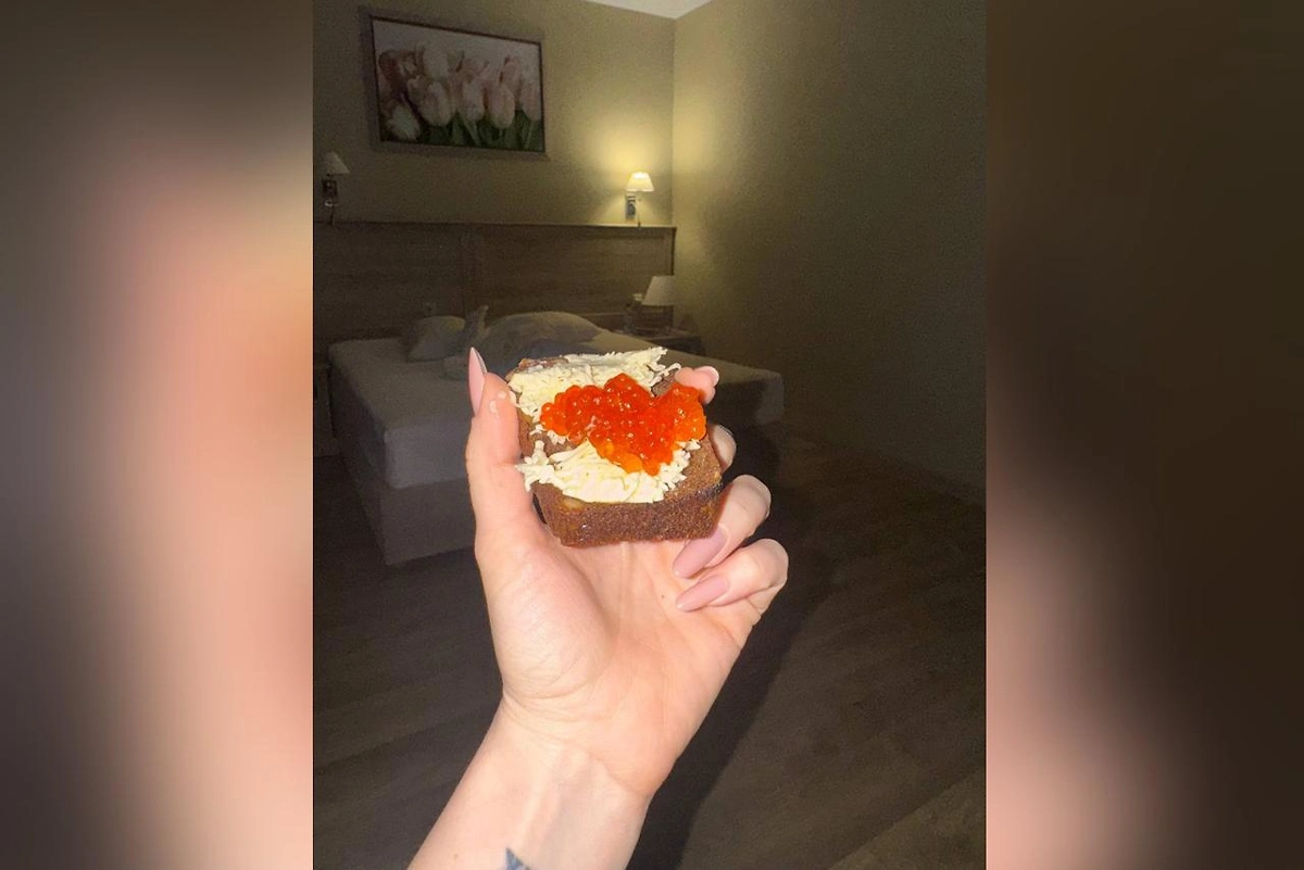 Бутерброд Иды Галич из подаренных сотрудницей отеля на Камчатке продуктов. Фото © Telegram / IdaGalich