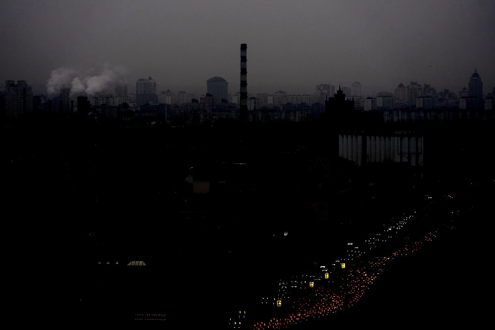 Киев в темноте. Фото © ТАСС / АР /Julia Demaree Nikhinson