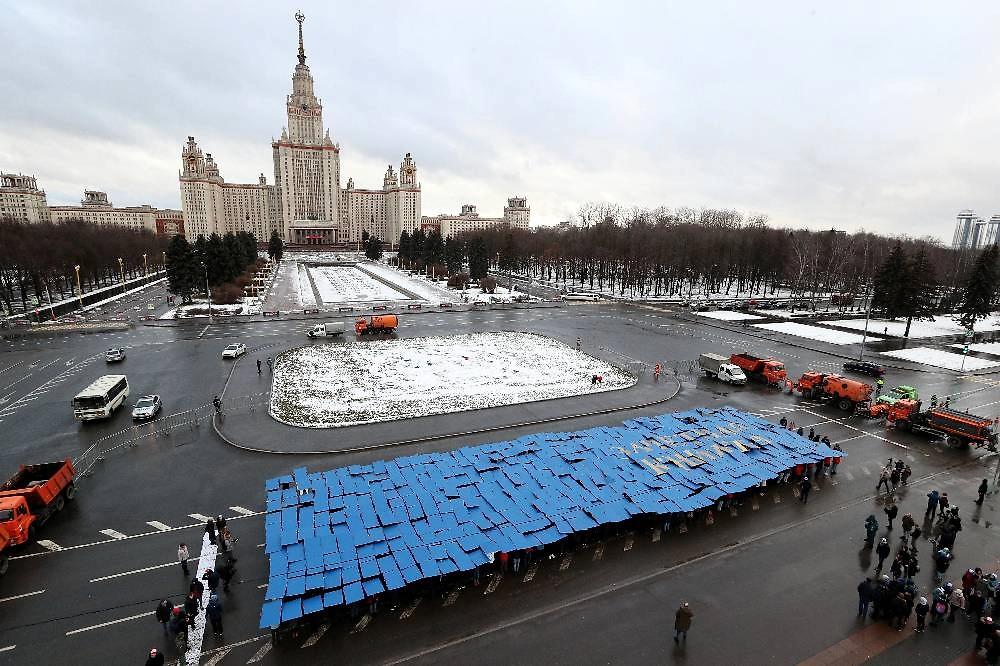 Студенты на Университетской площади перед главным зданием МГУ имени М. В. Ломоносова во время массового флешмоба «Зачётка». Фото © ТАСС / Гавриил Григоров