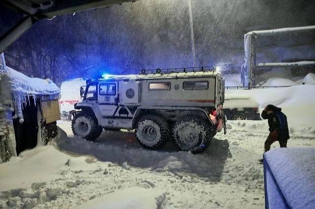 На Камчатке медики более километра несли пациента на руках при штормовом ветре. Фото © Telegram / Минздрав Камчатского края