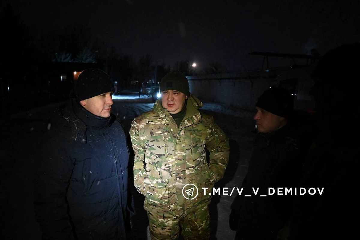 Сотрудники МЧС ликвидировали возгорание, возникшее после атаки ВСУ по Белгороду. Фото © Telegram / ДЕМИДОВ