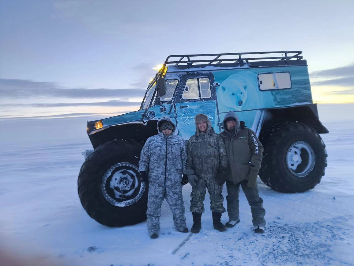 Китайские туристы достигли мыса Пакса. Фото © Сопровождающий экспедиции от Якутского отделения РГО Арабыл Дьэргэстэй Баһылай уола