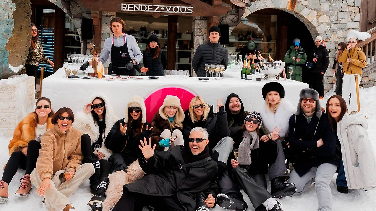 Памятное фото для гостей мероприятия. Фото © VK / Rendez-Vous (Рандеву)