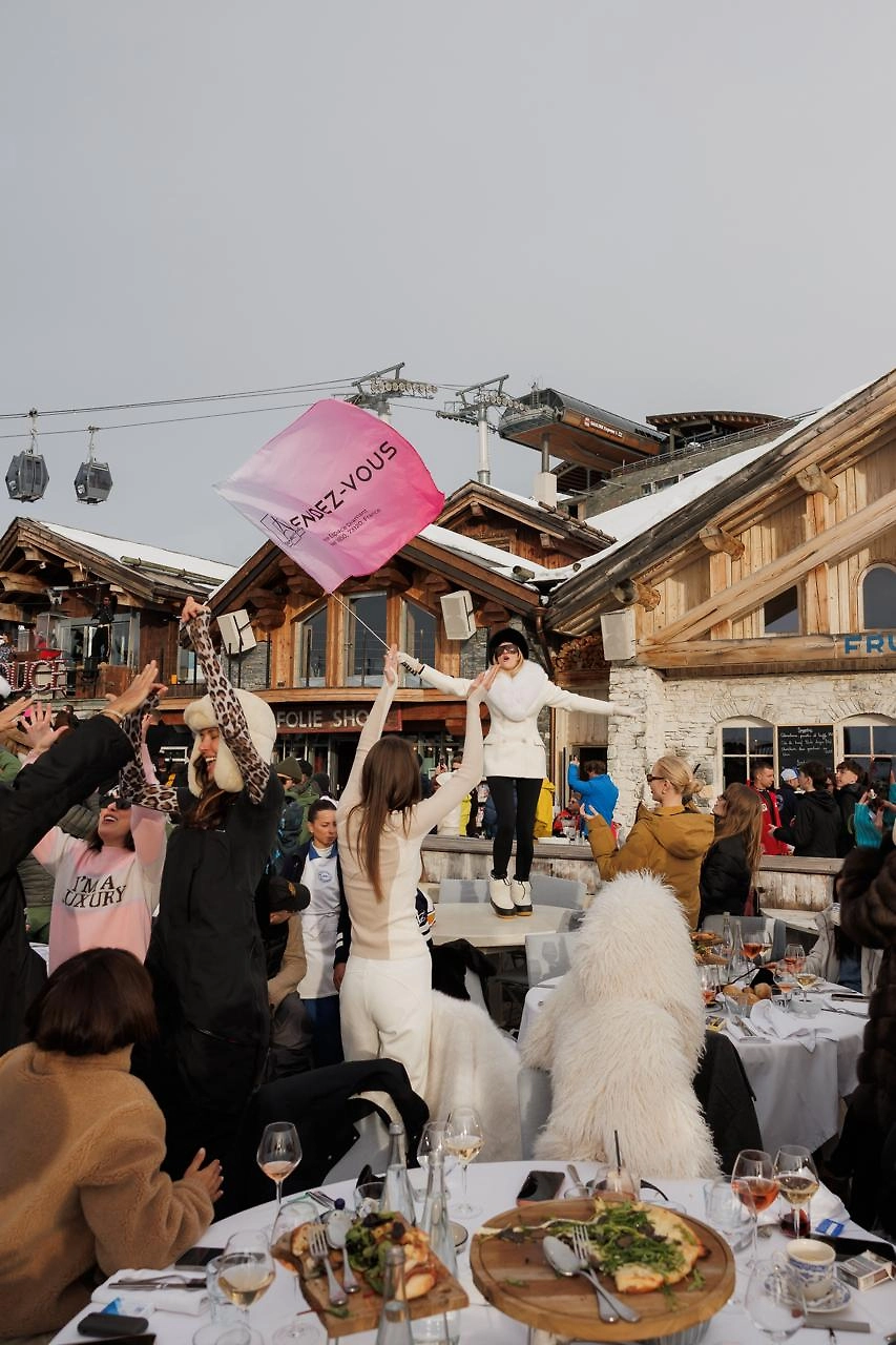 Размах мероприятия впечатлил даже бывалых тусовщиков. Фото © Telegram / Rendez-Vous (Рандеву)