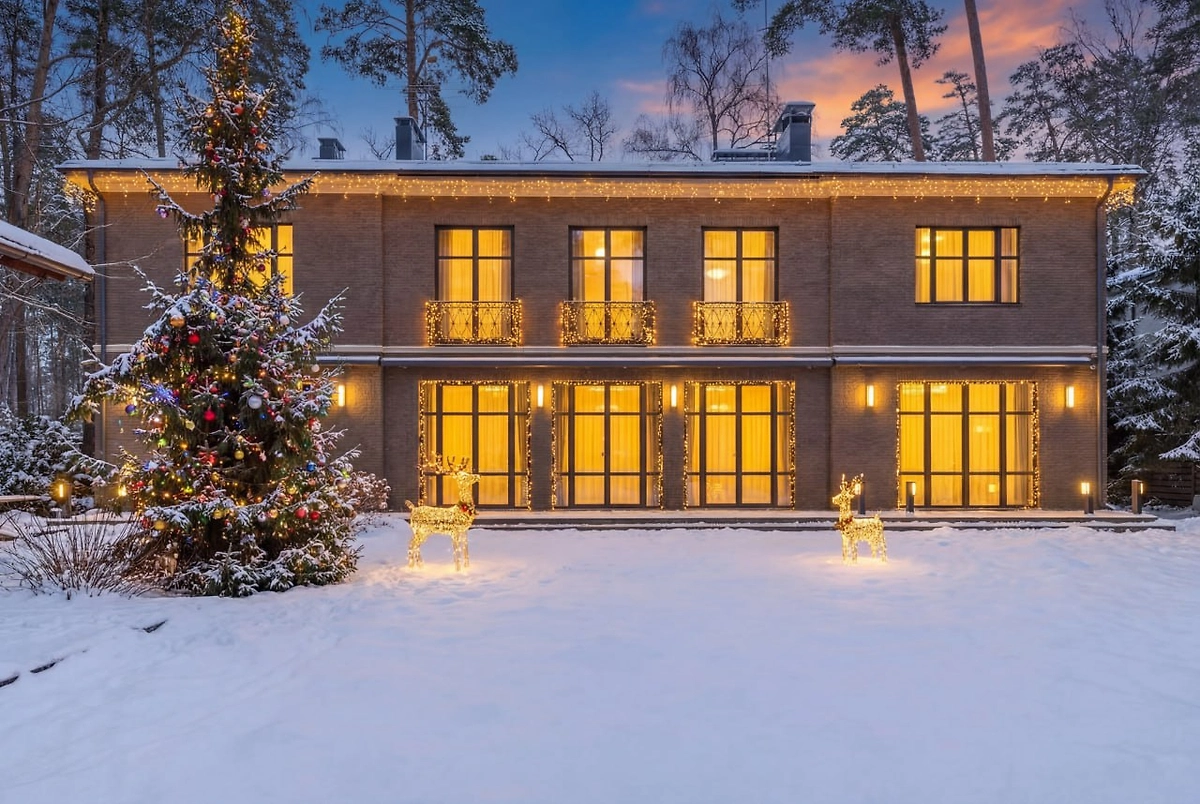 Дом Стивена Сигала на Рублёвке. Фото © Telegram / РИА Недвижимость