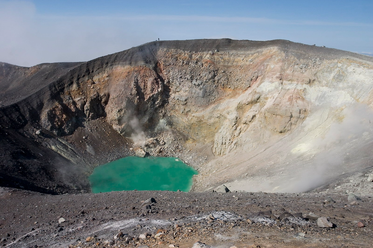 Действующий вулкан Эбеко на Курилах выбрасывает пар на километр. Фото © Wikipedia / Rdfr