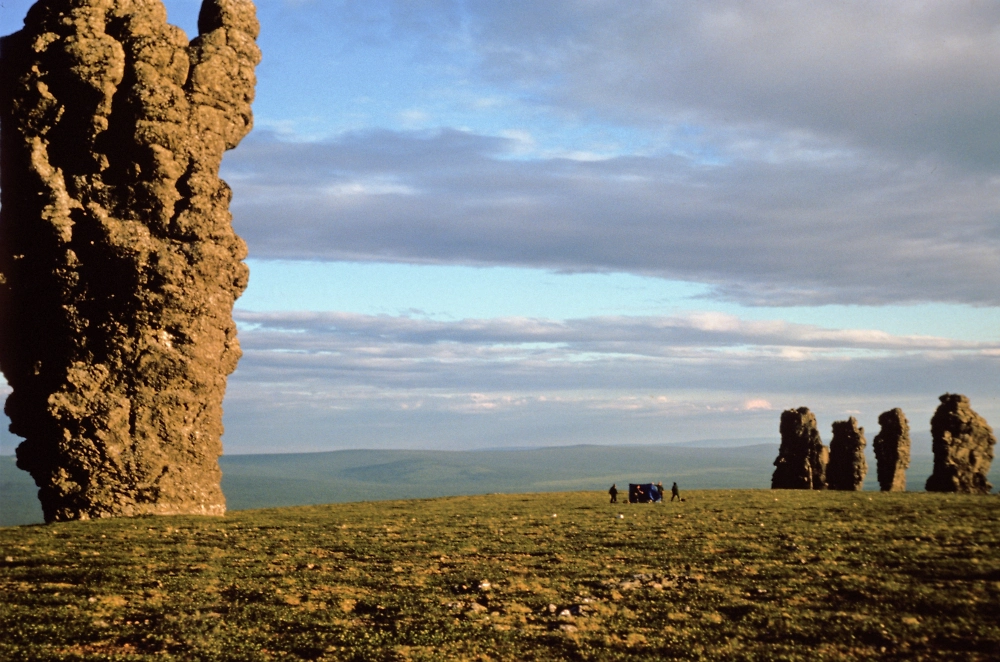 Маньпупунёр — каменные столбы высотой до 42 метров в тундре Коми. Фото © РИА «Новости» / Юрий Лушин