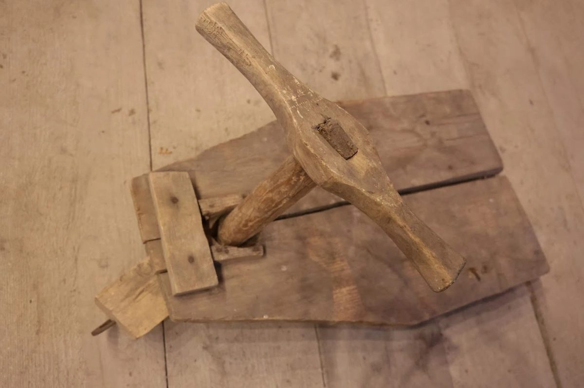 Сани «Рулетка», на которых Алексей Калмыков катался в детстве с ледяной горки в Тарусе. Внизу прикреплены коньки. Фото © Ирина Кудрявцева