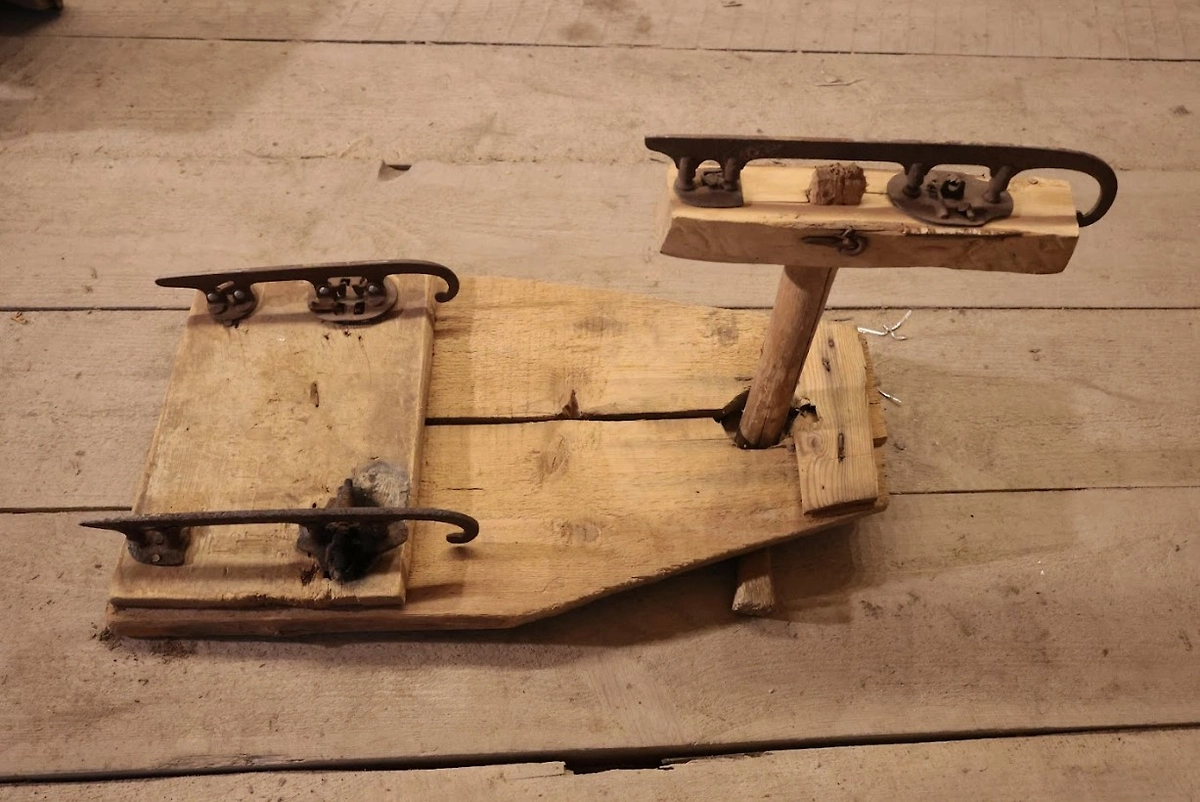 Сани «Рулетка», на которых Алексей Калмыков катался в детстве с ледяной горки в Тарусе. Внизу прикреплены коньки. Фото © Ирина Кудрявцева