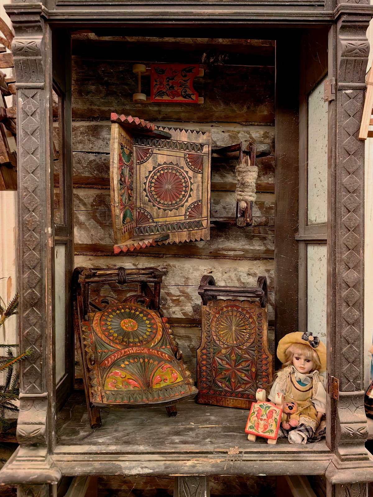 Сани «Таруса». Алексей Сергеевич делает основание из липы, а художник, резчик по дереву Леонид Гогидзе вырезает и расписывает. Эти санки представляют Тарусу на выставках. Фото © Ольга Добролюбова