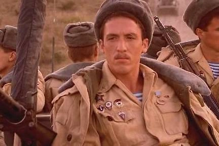 Смольянинов* в роли десантника. Фото © Кадр из фильма «9 рота», режиссёр Фёдор Бондарчук / Kino-teatr.ru