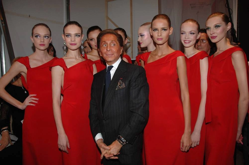 Валентино — создатель фирменного алого оттенка Valentino Red. Фото © ТАСС / SGP / Sipa USA / ТАСС