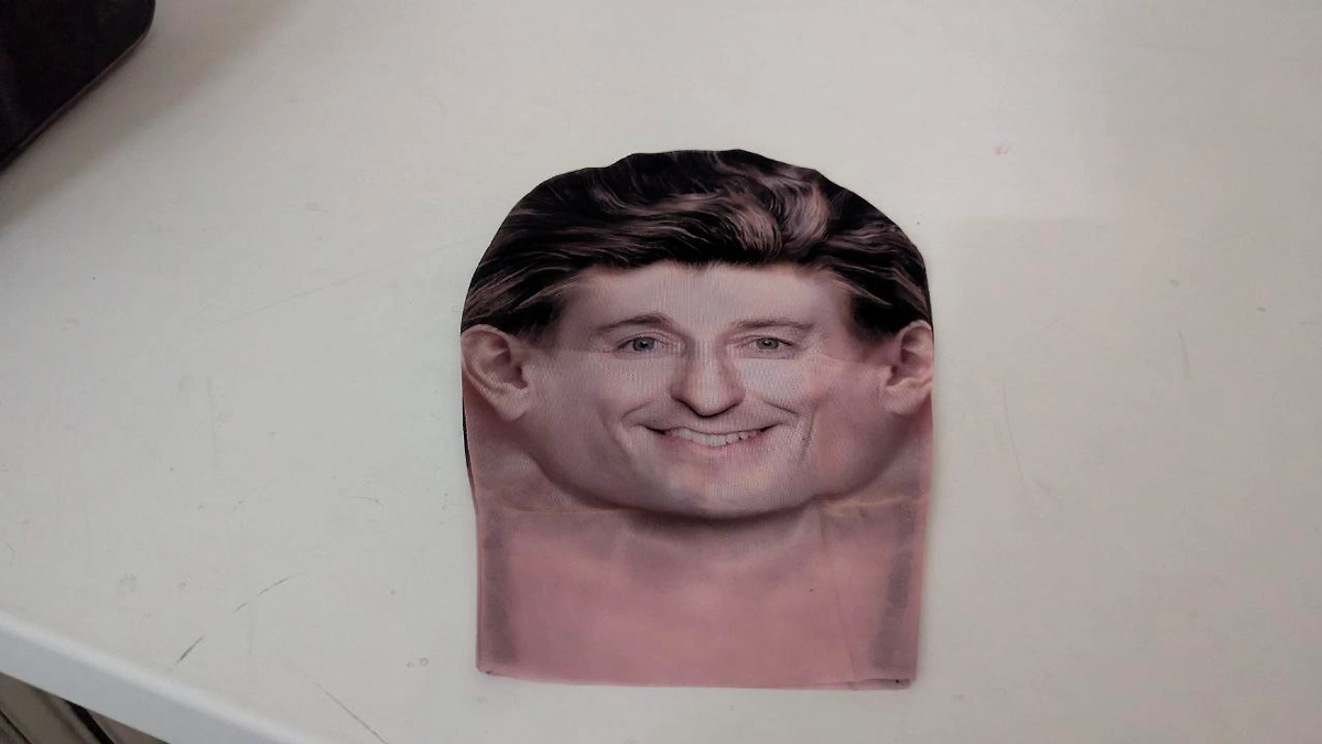 Маска с лицом Безрукова с заседания суда. Фото © Life.ru