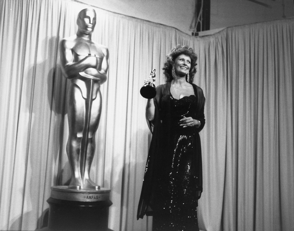 Платье для «Оскара» Софи Лорен в 1991 году тоже было от модного дома Valentino. Фото © Getty Images / Vinnie Zuffante