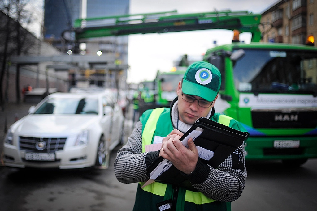 Что делать, если эвакуировали машину, — порядок действий. Фото © ТАСС / Сергей Бобылев