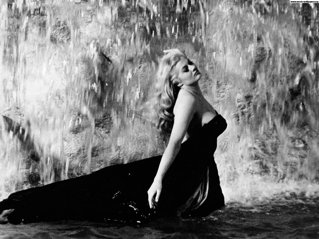 Героиня Аниты Экберг в платье от Валентино. Фото © Кадр из фильма «Сладкая жизнь», режиссёр Федерико Феллини, сценаристы Брунелло Ронди и др./ Kinopoisk 