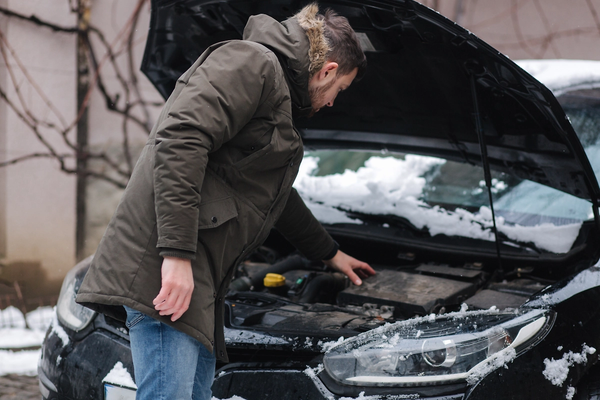 Масло загустело на морозе, и машина не заводится: что нужно знать водителю. Фото © Shutterstock / FOTODOM / Studio113
