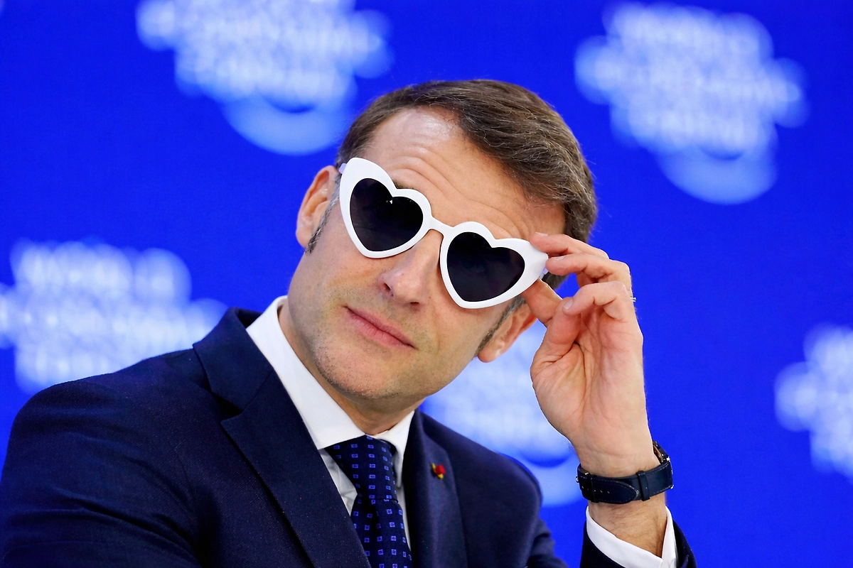 Мем — Макрон в очках-сердечках. Фото © ТАСС/AP/Markus Schreiber / gpt / Life.ru