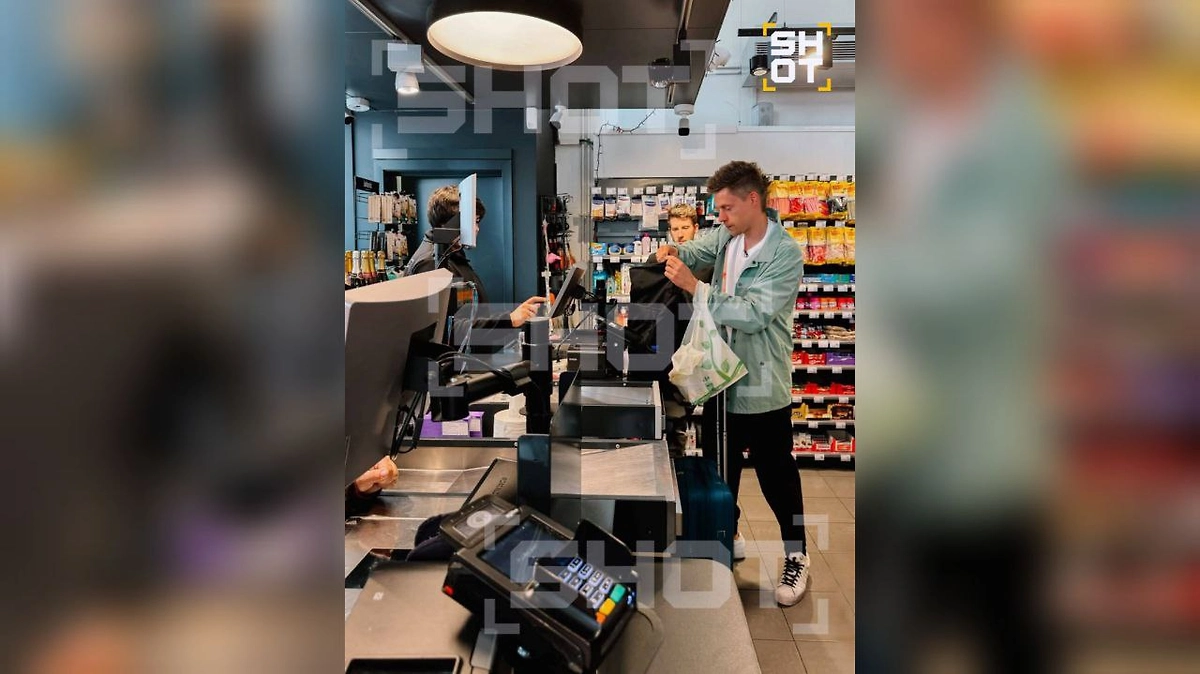 Юрий Дудь* без очереди пролезает к кассе супермаркета в Брюгге. Фото © SHOT