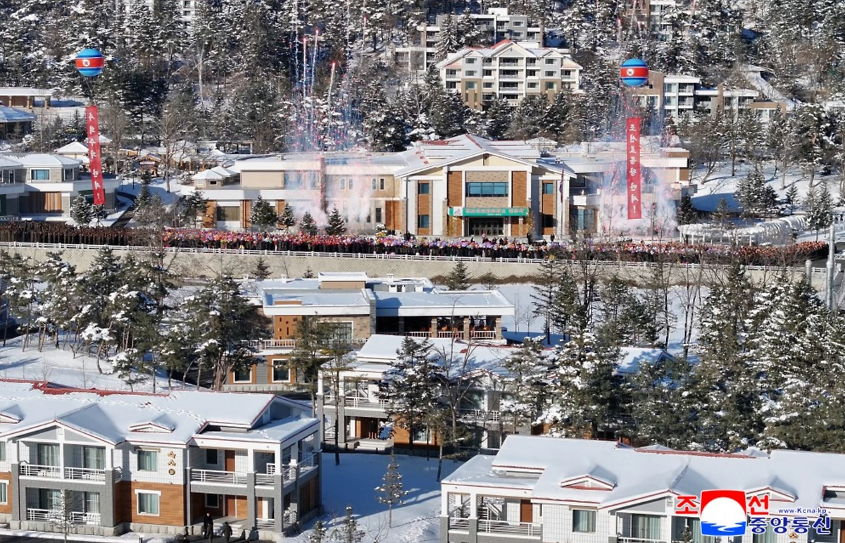 Ким Чем Ын открыл первый общественный банный комплекс в КНДР. Фото © ЦТАК