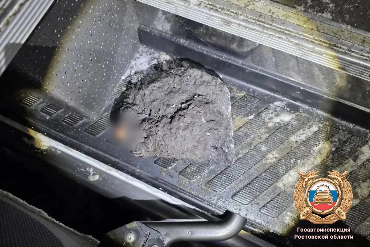 Валун, попаший в водителя в Ростовской области. Обложка © Telegram / Госавтоинспекция Ростовской области