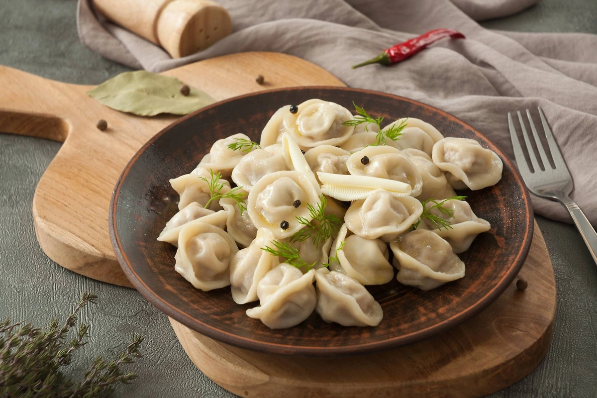 С чем подавать пельмени — масло, перец, уксус. Фото © Shutterstock / FOTODOM / UlianovDmitrii