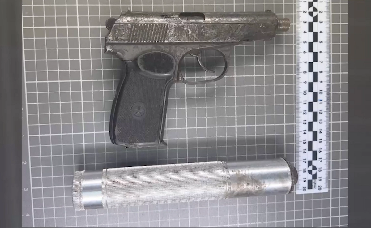 Пистолет с глушителем, изъятый у несостоявшегося террориста в Петерубрге. Скриншот © ЦОС ФСБ России