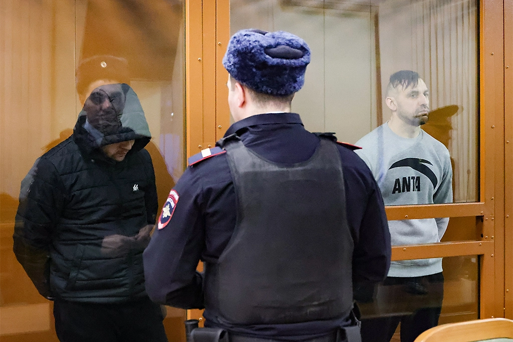 Гражданин Молдавии Иван Паскарь и Владимир Головченко (слева направо). Фото © ТАСС / Евгений Мессман