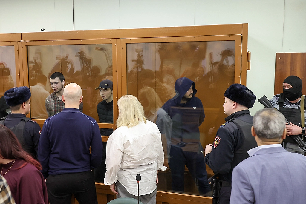 Батухан Точиев, Рамазан Падиев и Ахмаджон Курбонов (слева направо на дальнем плане). Фото © ТАСС / Валерий Шарифулин