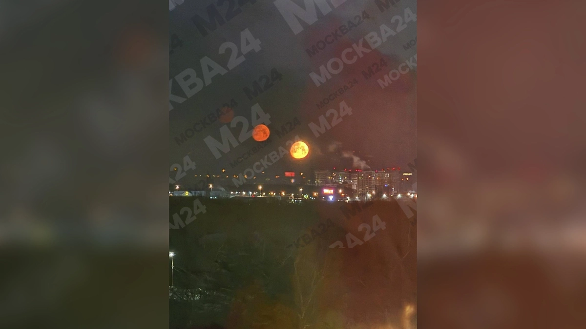 Троелунье над Мытищами. Фото © Telegram / Москва 24