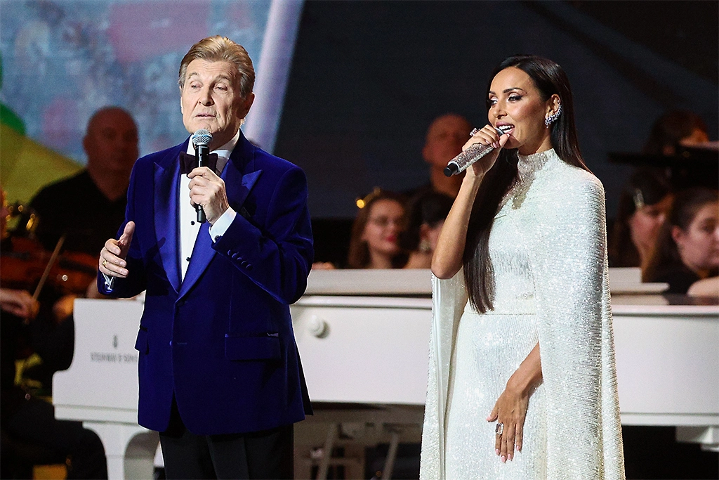 Певцы Лев Лещенко и Алсу во время концерта в Государственном Кремлёвском дворце. Фото © ТАСС / Софья Сандурская