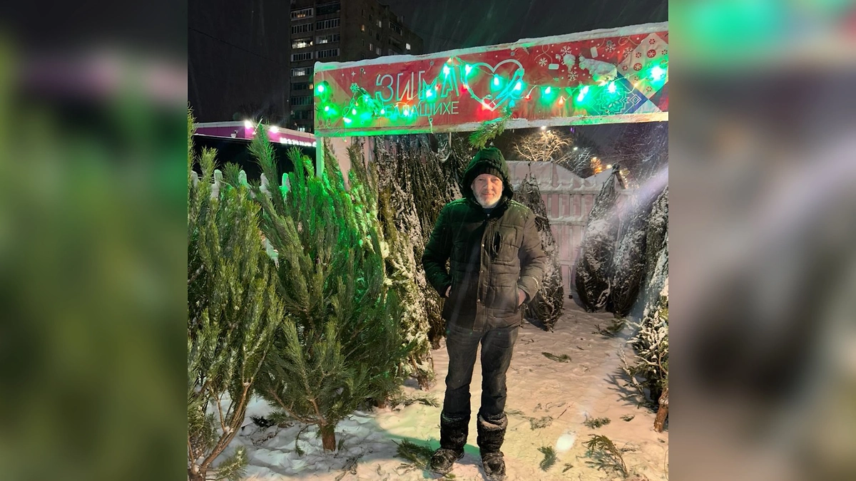 Продавец Эльшат. Фото © Life.ru