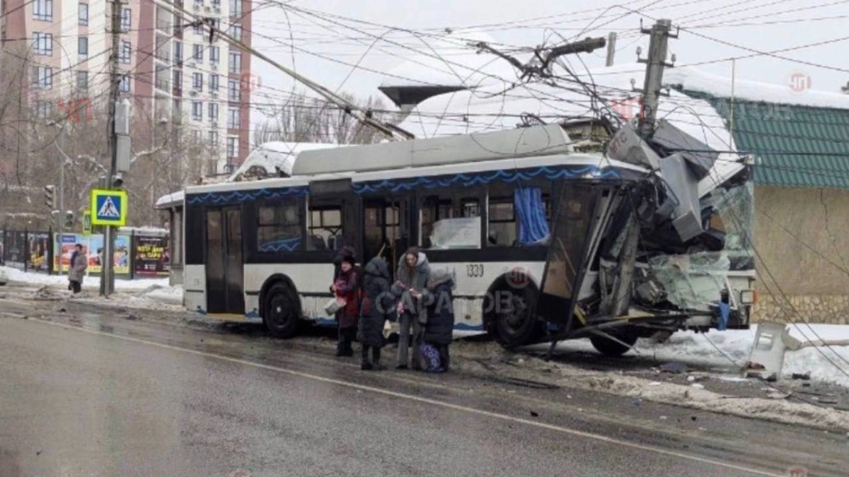 Восемь человек пострадали при столкновении троллейбуса и легковушки в Энгельсе. Фото © Telegram / ЧП САРАТОВ