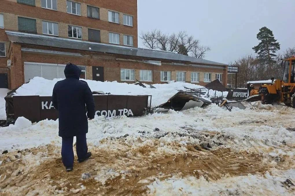 Козырёк больницы обрушился в Котовске. Фото © Прокуратура Тамбовской области