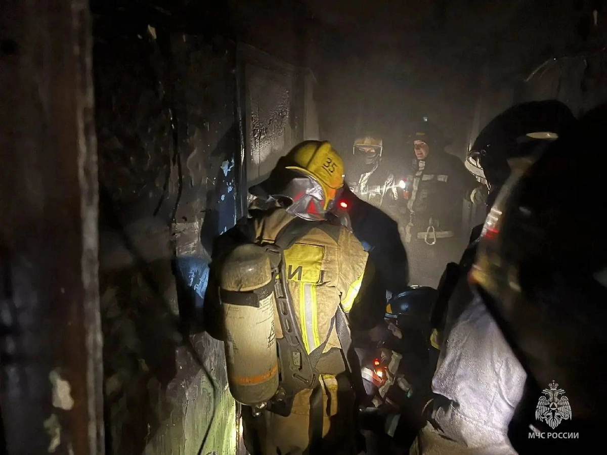 В Норильске при пожаре в многоэтажке погиб один человек. Фото © Пресс-служба МЧС Красноярского края