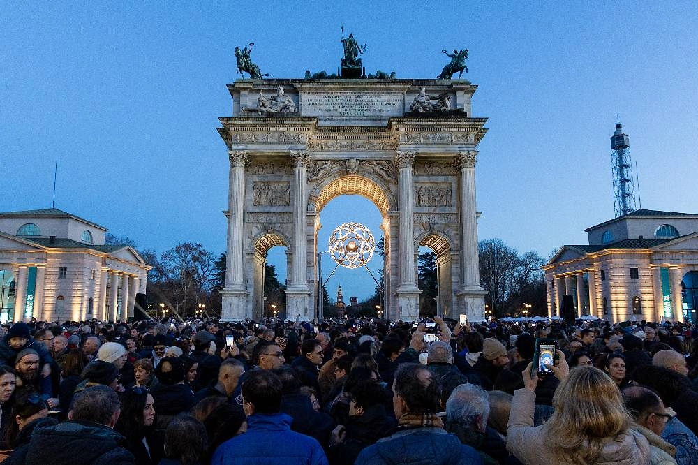Подвесная конструкция под знаменитой Аркой мира сделана из алюминия. Фото © ТАСС / ZUMA / Angel Adams
