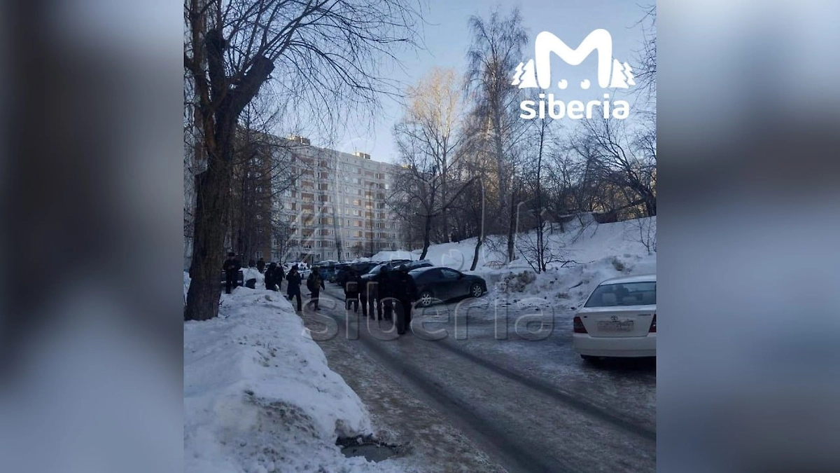Задержание мужчины, который с ружьём забаррикадировался в новосибирской квартире. Фото © Mash Siberia