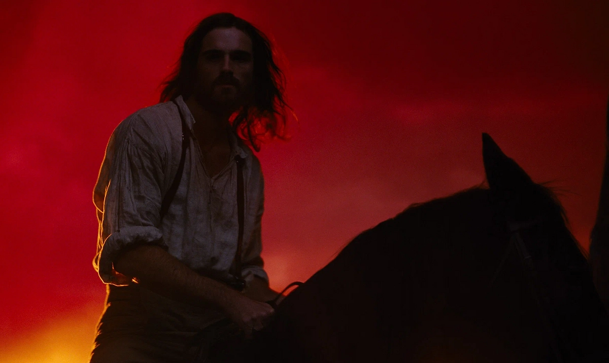 Фото  © Кадр из фильма «Грозовой перевал», режиссёр Эмеральд Феннел, сценаристы Эмеральд Феннел, Эмили Бронте / Kinopoisk