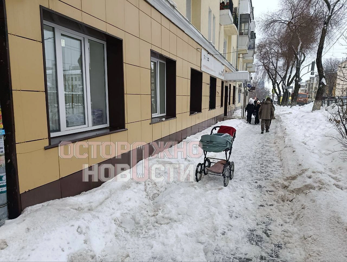 Место падения глыбы на ребёнка в Самаре. Фото © Telegram / «Осторожно, новости»
