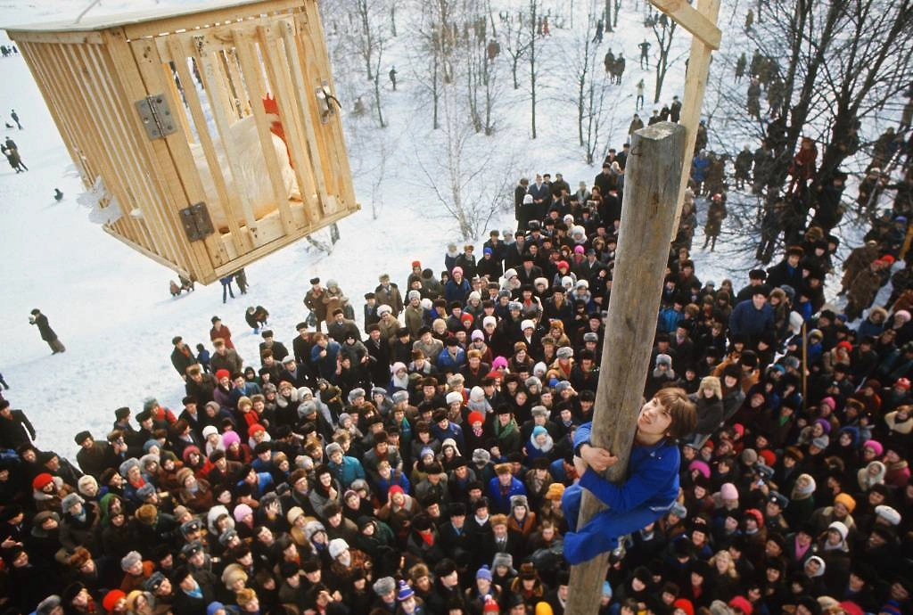 Архивные фото Масленицы в СССР: блины, чучело и народные гуляния. Фото © ТАСС / Игорь Зотин 