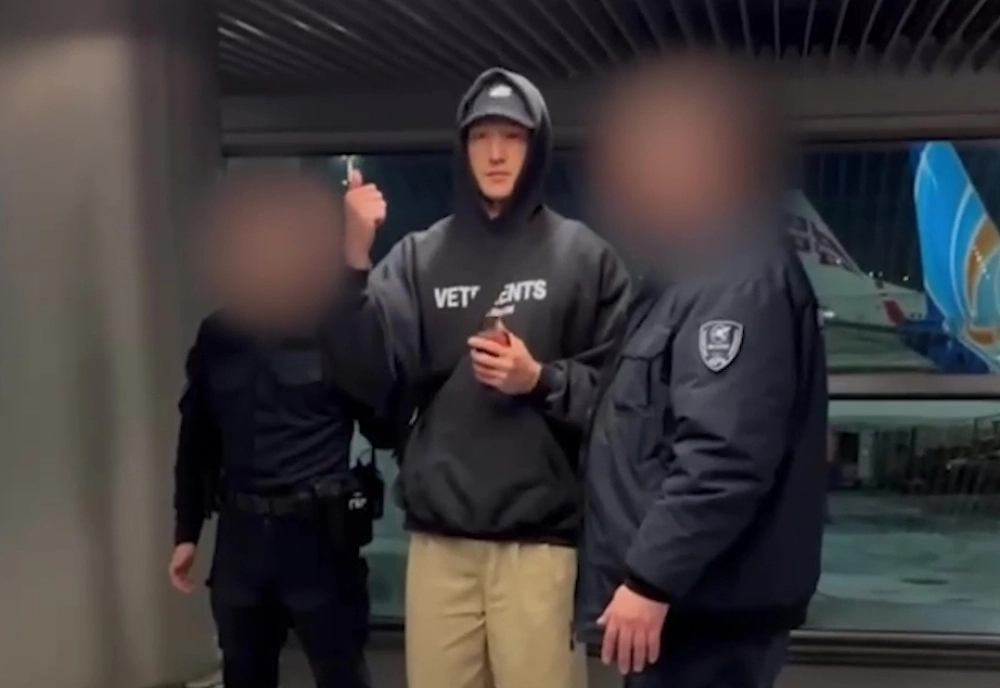 Нурлан Сабуров в аэропорту Москвы, где его задержали и вручили документ о запрете въезда в Россию. Фото © РИА «Новости»