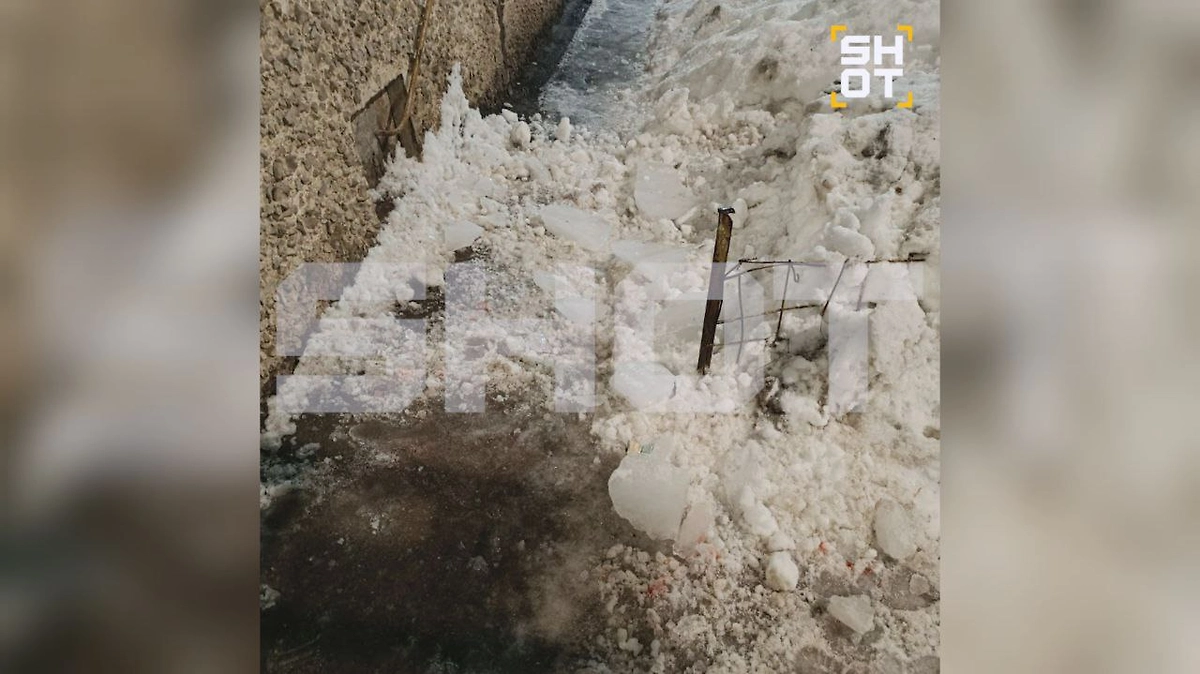 Осколки упавшего льда. Фото © SHOT